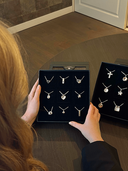 Onze urnenwinkel in Heerhugowaard 2 Bezoek onze urnenwinkel in Heerhugowaard